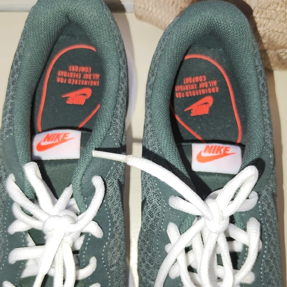Nike Women's Dark Green Mesh Sneakers with White Laces - Picture 3 of 6